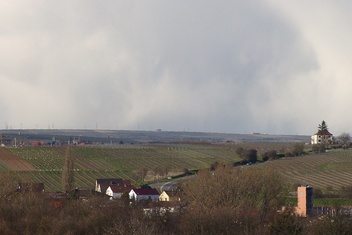  Aprilwetter; Blick vom Gewerbegebiet Monsheim in Richtung Flörsheim-Dalsheim. 